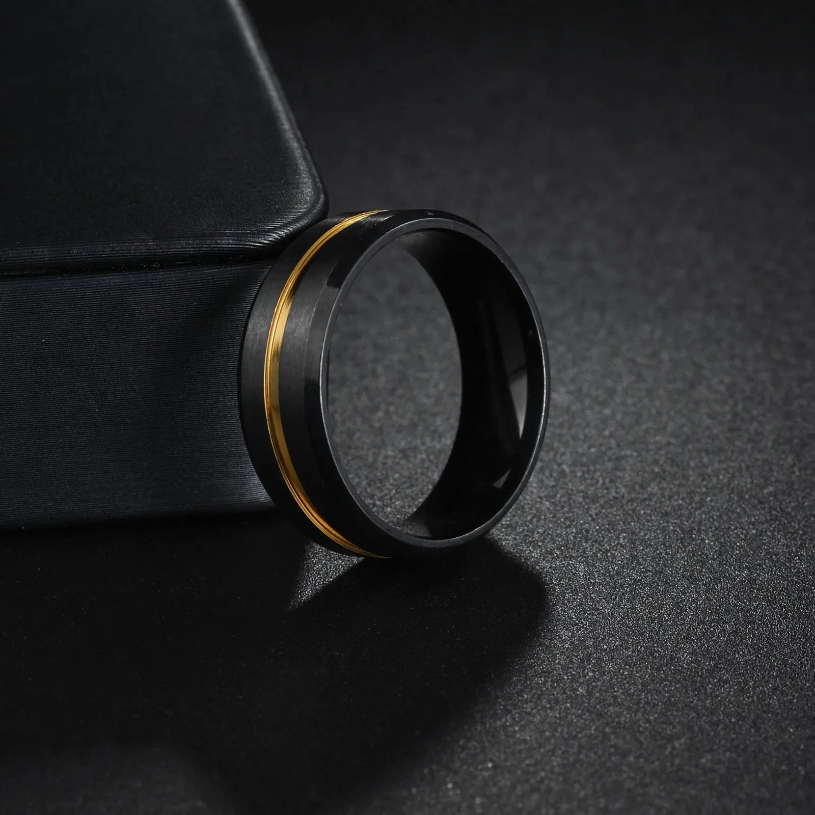 Obrączka Męska | Węglik Wolframu | Czarna Szczotkowana Stal z Złotym Rowkiem
